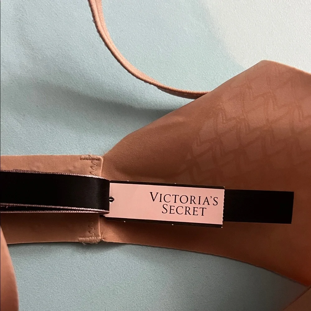 NWT Victoria's Secret Black and Nude Bra Duo - Picture 2 of 3